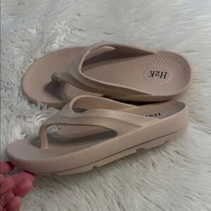 H2K Women's Neutral Beige Platform Flip-Flop Sandal size 10 BNWOT